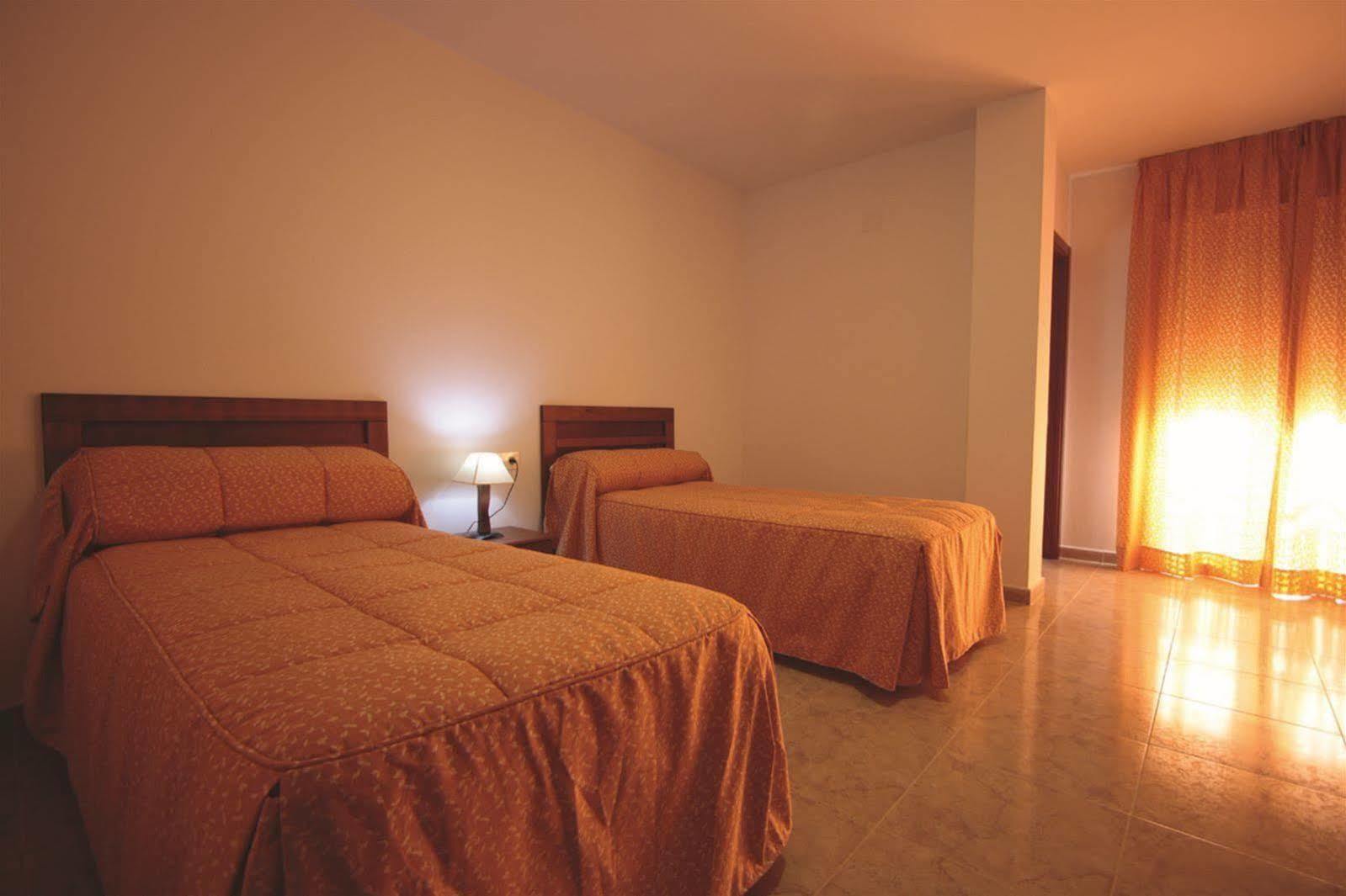 Hotel Balneario Fuentes Del Trampal Кармонита Экстерьер фото